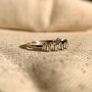 Elegant baguette diamond wedding ring in yellow gold