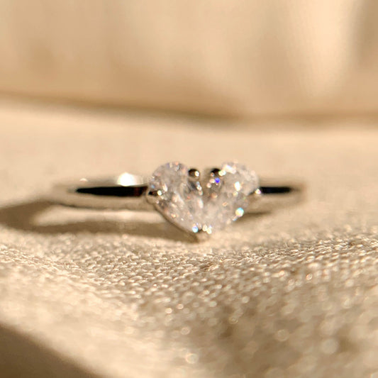 "Elegant Toi et Moi ring with two pear-shaped diamonds in gold setting"