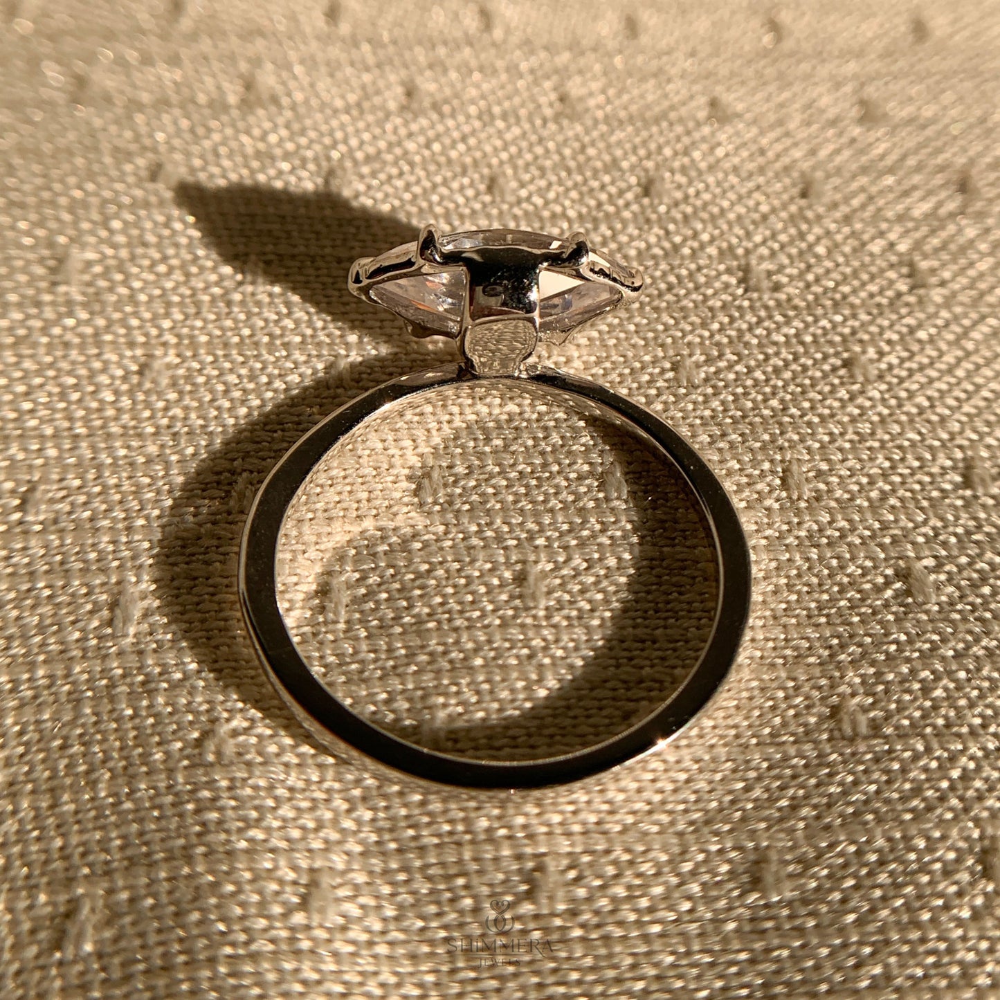 Women’s curved wedding band in gold designed for pear cut center stone