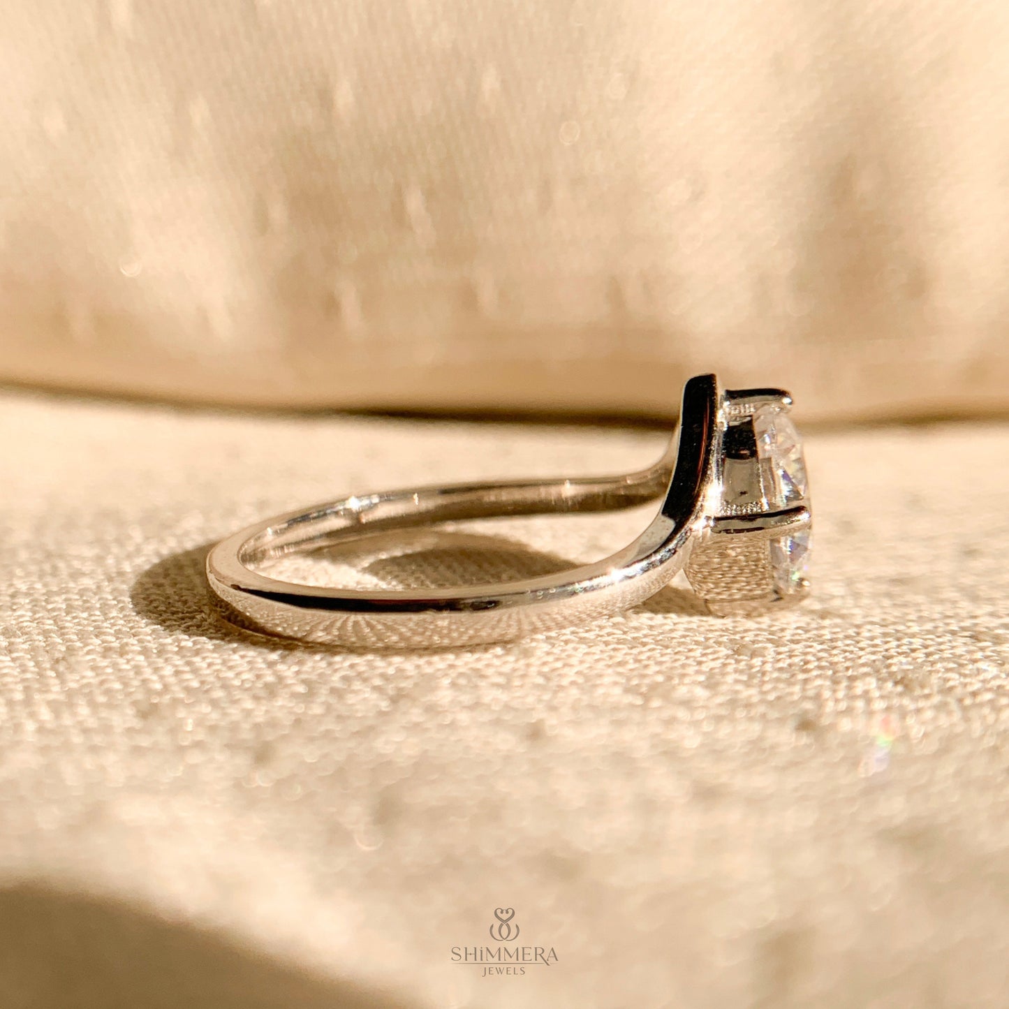 Minimalist 1 carat round cut solitaire diamond ring in white gold
