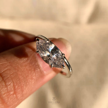 Elegant curved wedding ring for women with pear cut center stone