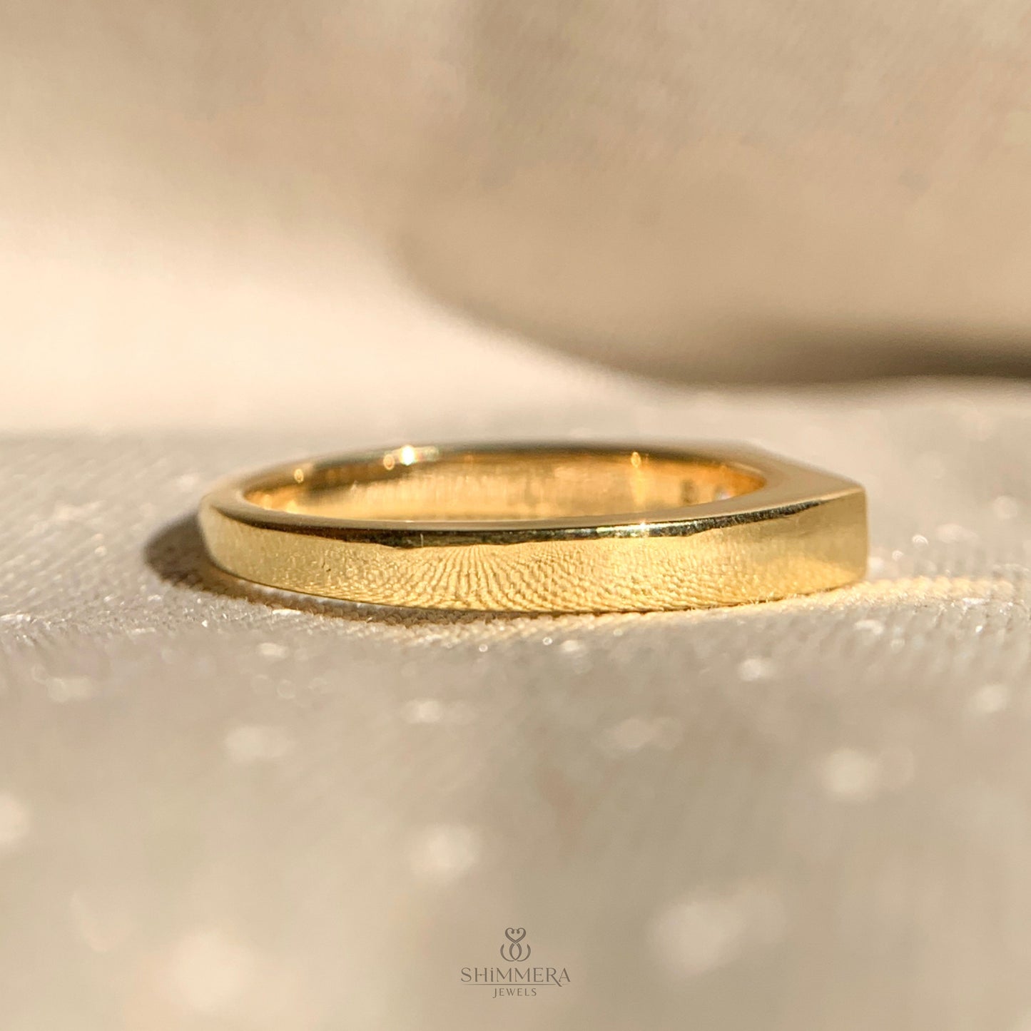 Women’s 5 stone diamond gold anniversary ring close-up