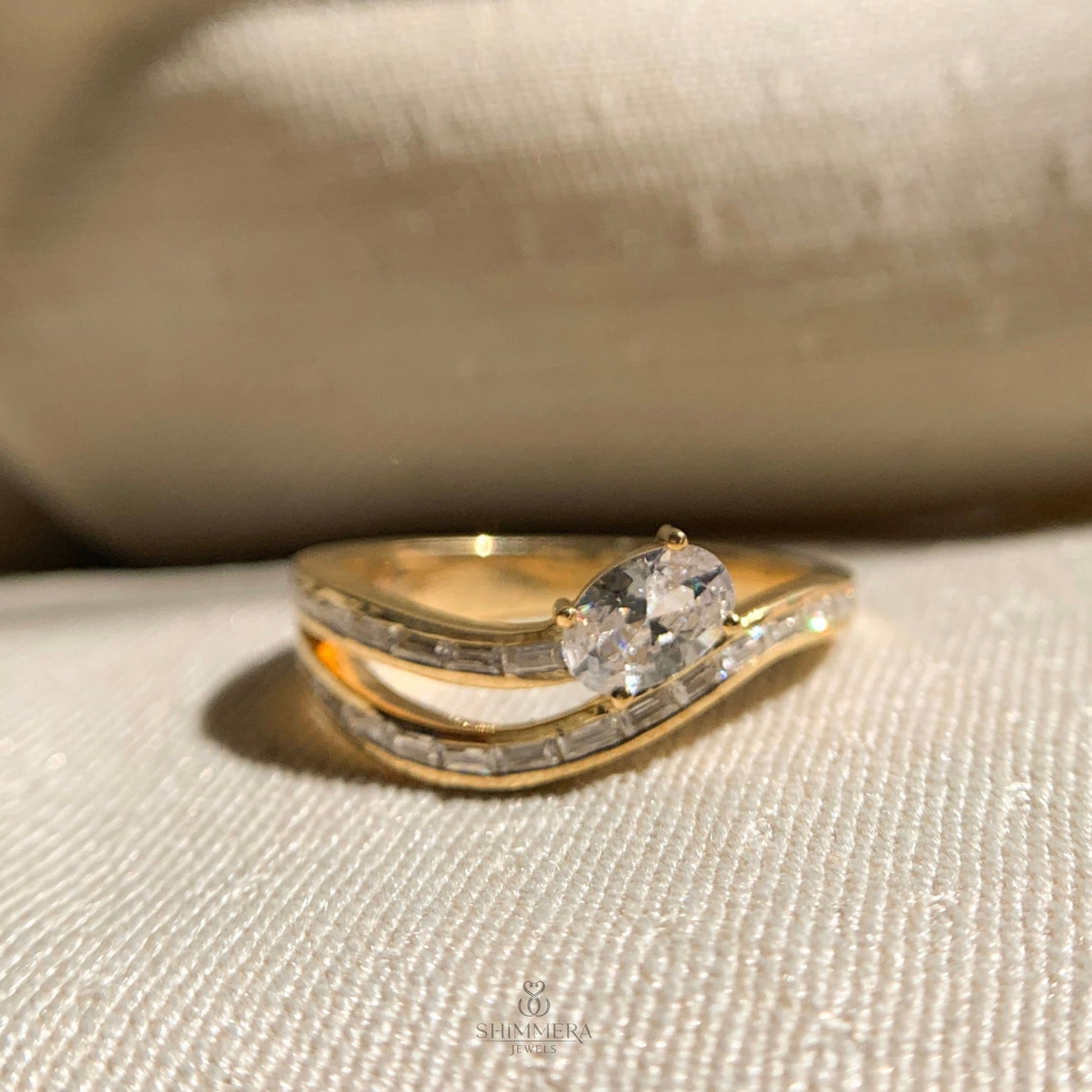 18k Oval And Baguette Curved Diamond Band